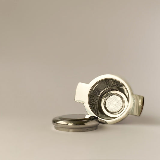 Herbal tea strainer with lid